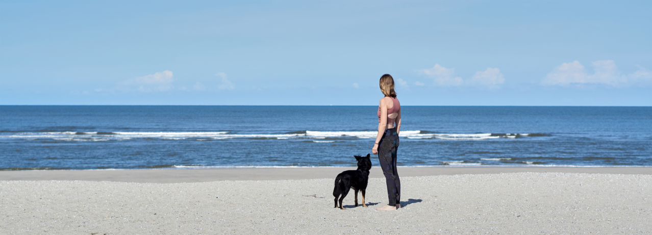 Vera Tielkes mit Hund am Strand